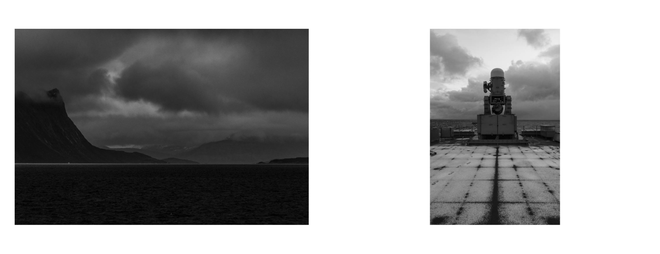 upla página em preto e branco com uma paisagem costeira sob nuvens densas e uma estrutura militar no convés de um navio voltada para o mar.