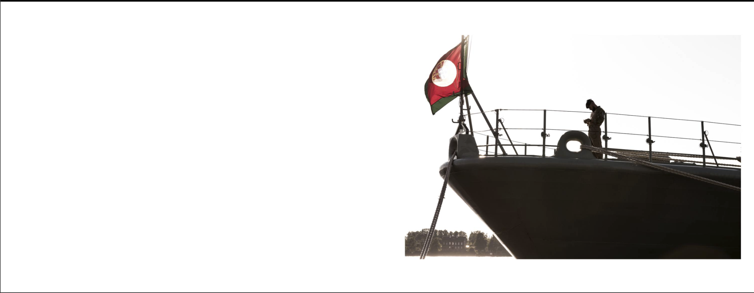 Dupla página com a proa de um navio militar, a bandeira portuguesa e uma pessoa junto à amurada, recortadas contra um céu claro.